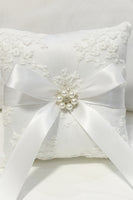 Laden Sie das Bild in den Galerie-Viewer, Elfenbein Spitze Perle Bowknot Ring Bearer Kissen