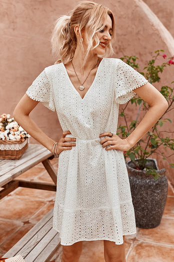 Weißes Sommerkleid mit V-Ausschnitt und Aushöhlung