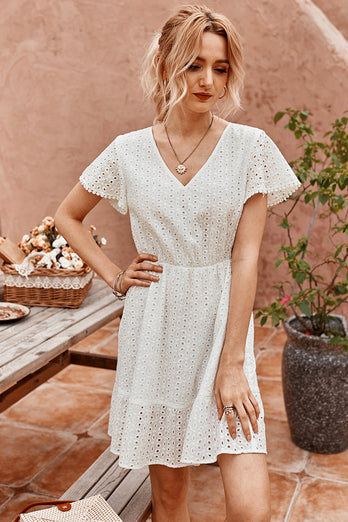 Weißes Sommerkleid mit V-Ausschnitt und Aushöhlung