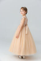 Laden Sie das Bild in den Galerie-Viewer, Weißes Mädchenkleid mit Perlen und Applikationen