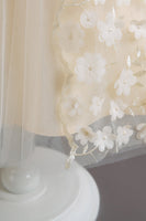 Laden Sie das Bild in den Galerie-Viewer, Champagner A Linie Tüll ärmelloses Blumenmädchen Partykleid mit Schleife