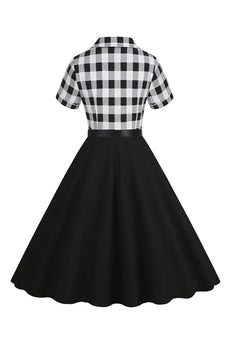 V-Ausschnitt Kurzarm Kariertes schwarzes Kleid aus den 1950er Jahren mit Gürtel