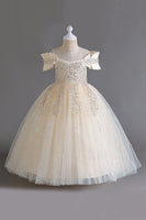 Laden Sie das Bild in den Galerie-Viewer, Rosa schulterfreies Blumenmädchenkleid mit Schleife