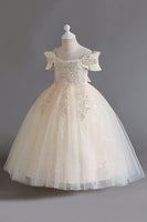 Laden Sie das Bild in den Galerie-Viewer, Rosa schulterfreies Blumenmädchenkleid mit Schleife