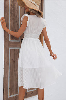 Weißes Midi V-Ausschnitt Sommerkleid mit Flatterärmeln und Rüschen