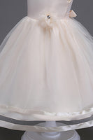 Laden Sie das Bild in den Galerie-Viewer, U-Boot-Ausschnitt Tüll Weiße Mädchen Kleider mit Schleife