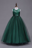 Laden Sie das Bild in den Galerie-Viewer, A-Linie Tüll Weiße Mädchen Kleider mit Schleife