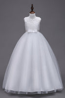 Laden Sie das Bild in den Galerie-Viewer, A-Linie Tüll Weiße Mädchen Kleider mit Schleife
