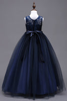 Laden Sie das Bild in den Galerie-Viewer, A-Linie Tüll Weiße Mädchen Kleider mit Schleife