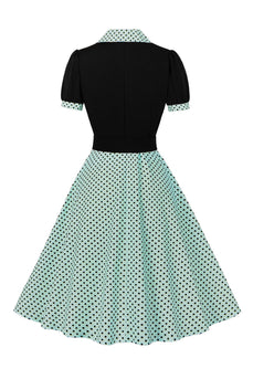 Grünes kurzärmeliges Polka Dots 1950er Jahre Kleid mit Gürtel