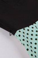 Laden Sie das Bild in den Galerie-Viewer, Grünes kurzärmeliges Polka Dots 1950er Jahre Kleid mit Gürtel