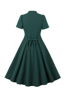 Grünes Kleid mit tiefem V-Ausschnitt aus den 1950er Jahren und kurzen Ärmeln