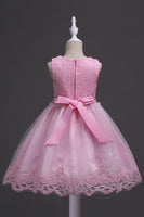 Laden Sie das Bild in den Galerie-Viewer, Weiße Rundhals perlen A Linie Mädchen Kleider