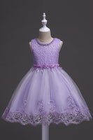 Laden Sie das Bild in den Galerie-Viewer, Weiße Rundhals perlen A Linie Mädchen Kleider