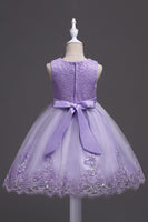 Laden Sie das Bild in den Galerie-Viewer, Weiße Rundhals perlen A Linie Mädchen Kleider