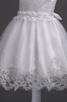 Laden Sie das Bild in den Galerie-Viewer, Weiße Rundhals perlen A Linie Mädchen Kleider