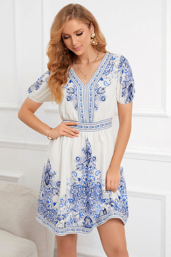 Bedrucktes weißes Sommerkleid mit V-Ausschnitt und kurzen Ärmeln