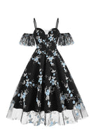 Laden Sie das Bild in den Galerie-Viewer, Schulterfreies blaues Kleid aus den 1950er Jahren mit Stickerei