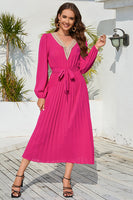 Laden Sie das Bild in den Galerie-Viewer, Schwarzes Freizeitkleid mit V-Ausschnitt und Schärpe