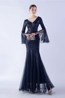 Laden Sie das Bild in den Galerie-Viewer, Dunkelgrünes Paillettenkleid mit V-Ausschnitt und langen Ärmeln