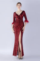 Laden Sie das Bild in den Galerie-Viewer, Marineblaues V-Ausschnitt Ballkleid mit Pailletten und halben Ärmeln und Federn