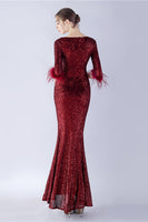 Laden Sie das Bild in den Galerie-Viewer, Marineblaues V-Ausschnitt Ballkleid mit Pailletten und halben Ärmeln und Federn