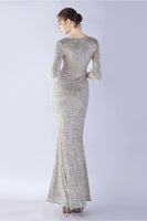 Laden Sie das Bild in den Galerie-Viewer, Marineblaues V-Ausschnitt Ballkleid mit Pailletten und halben Ärmeln und Federn