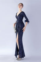Laden Sie das Bild in den Galerie-Viewer, Marineblaues V-Ausschnitt Ballkleid mit Pailletten und halben Ärmeln und Federn