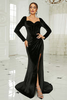 Laden Sie das Bild in den Galerie-Viewer, Schwarzes Meerjungfrauen Herzausschnitt Samt Langes Ballkleid mit Schlitz