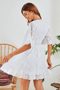 Weißes A-Linie Kleid mit V-Ausschnitt und kurzen Ärmeln