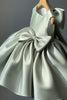 Laden Sie das Bild in den Galerie-Viewer, Weißes plissiertes A-Linie Satin Mädchenkleid mit Schleife