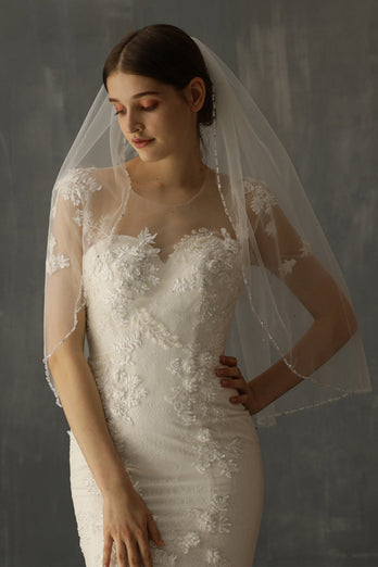 Weißer handgefertigter perlenförmiger mittellanger Brautschleier