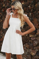 Laden Sie das Bild in den Galerie-Viewer, Weiße Spaghettiträger A-Linie Mini Abschlusskleid