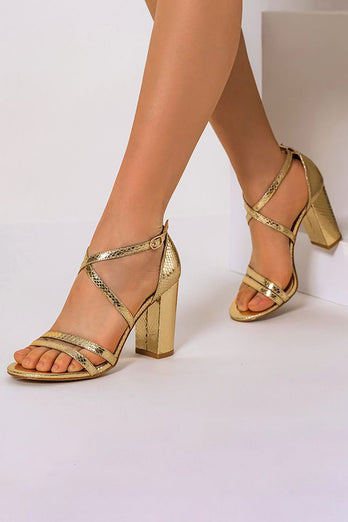 Goldene klobige Sandale mit hohem Absatz und Knöchelriemen