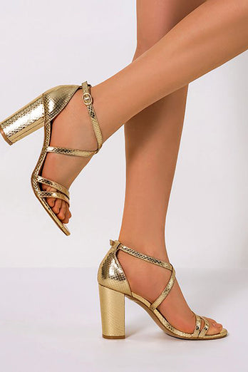 Goldene klobige Sandale mit hohem Absatz und Knöchelriemen