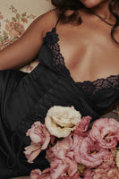 Laden Sie das Bild in den Galerie-Viewer, Schwarzes Spaghettiträger Partykleid mit offenem Rücken und Schlitz