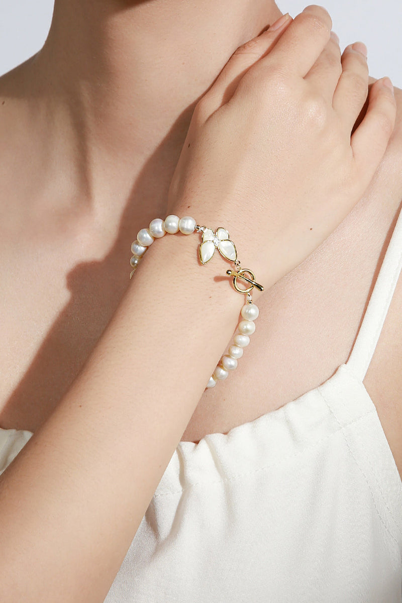 Laden Sie das Bild in den Galerie-Viewer, Funkelndes weißes Perlen-Stretch-Armband mit Schmetterling
