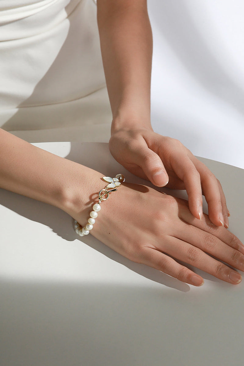 Laden Sie das Bild in den Galerie-Viewer, Funkelndes weißes Perlen-Stretch-Armband mit Schmetterling