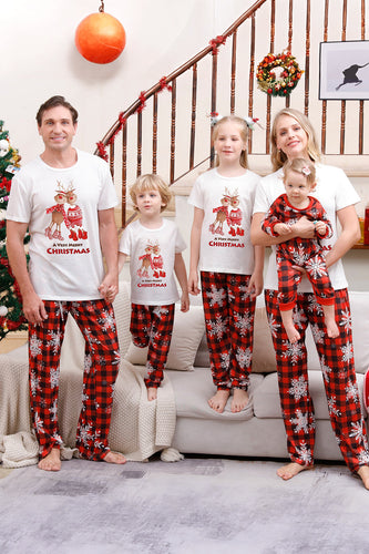Familienpassender Weihnachtspyjama mit rotem Karo