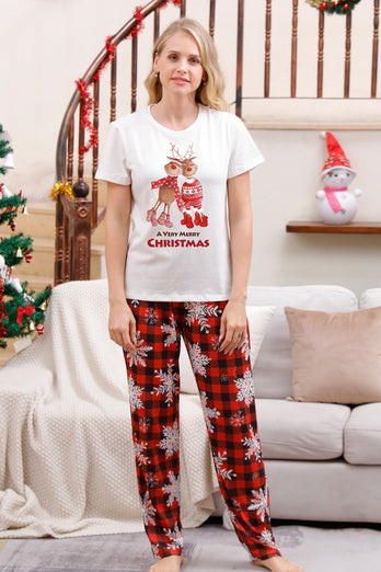 Familienpassender Weihnachtspyjama mit rotem Karo