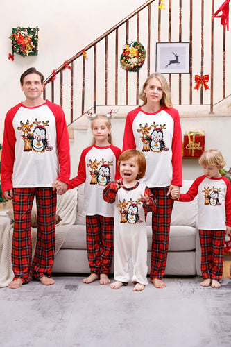 Passender rot karierter Familienpyjama zu Weihnachten