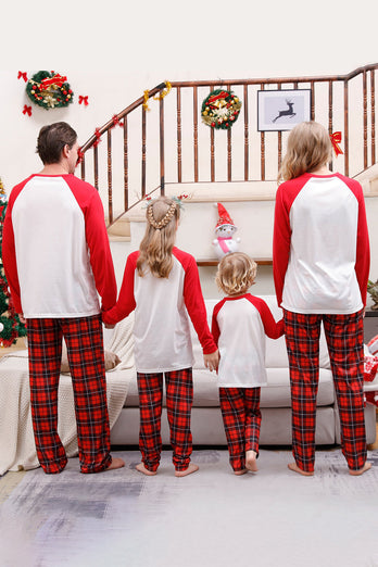 Passender rot karierter Familienpyjama zu Weihnachten