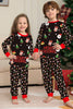 Laden Sie das Bild in den Galerie-Viewer, Weihnachtsmann und Weihnachtsbaum Schwarzes passendes Pyjama-Set für Familien