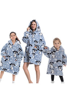 Laden Sie das Bild in den Galerie-Viewer, Schwarze Erdbeere Familie Passendes Flanell Oversize Sweatshirt mit Kapuzenpullover