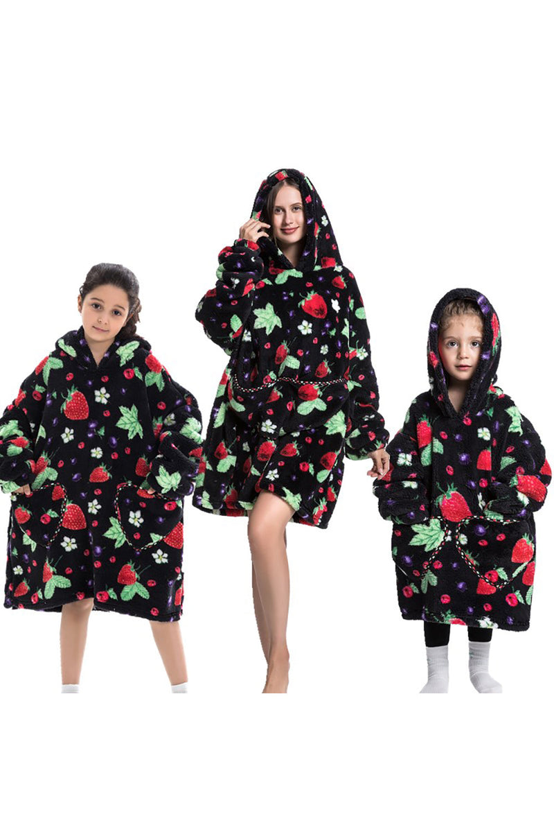 Laden Sie das Bild in den Galerie-Viewer, Schwarze Erdbeere Familie Passendes Flanell Übergröße Sweatshirt mit Kapuzenpullover
