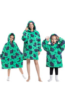 Laden Sie das Bild in den Galerie-Viewer, Schwarze Erdbeere Familie Passendes Flanell Übergröße Sweatshirt mit Kapuzenpullover