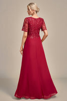 Laden Sie das Bild in den Galerie-Viewer, Burgunderrotes A-Linie Pailletten Brautmutterkleid mit Rundhalsausschnitt und Applikationen