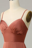 Laden Sie das Bild in den Galerie-Viewer, Ziegelrote Scheide Spaghettiträger Satin Brautjungfernkleid mit Schlitz