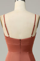 Laden Sie das Bild in den Galerie-Viewer, Ziegelrote Scheide Spaghettiträger Satin Brautjungfernkleid mit Schlitz