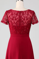 Laden Sie das Bild in den Galerie-Viewer, Burgunderrotes asymmetrisches funkelndes Pailletten Brautmutterkleid mit Applikationen